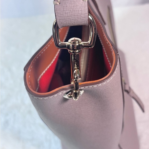 Dooney & Bourke Pink Shoulder Bag with Classic Elegance 🦢🤍 - Picture 2 of 14